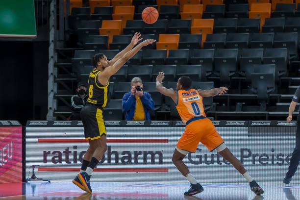 逼入困境 逼入困境